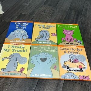 Bundle of elephant and piggy book series by Mo Willems